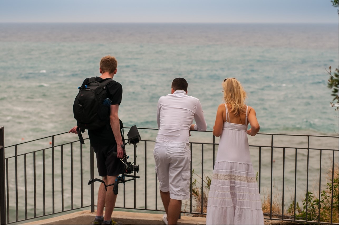 Jay Octavouj und MKMedia schauen aufs Meer in Ischia